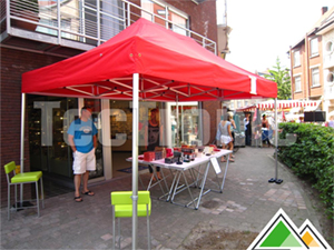 Vouwtent 3x4,5 in rode kleur bij Benny Boey en Dorine Gevaert van BVBA Contrast in Torhout, zaak gespecialiseerd in mode accessoires