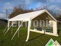 Partytent pvc pro van 6 meter lang, verankerd met spanbanden en t-haringen