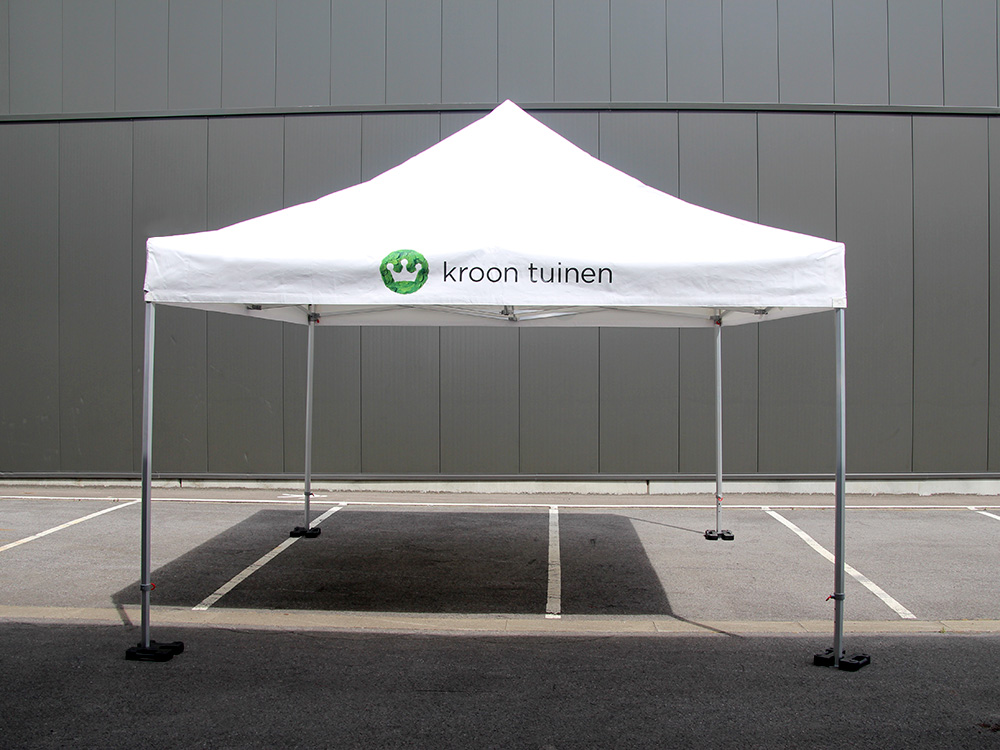Witte 3x3 plooitent in PVC met bedrukking op de dakranden voor Kroon Tuinen.