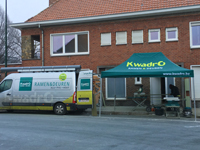 Dankzij hun werktent met reclame kan Kwadro blijven verder werken, ondanks regen of wind.