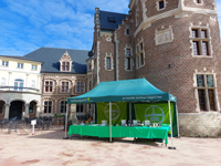 Opvallende, groene plooitent met bedrukking op de volants (Natuurpunt Voorkempen).