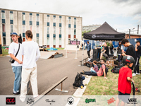 Gepersonaliseerde tent bij een outdoor event (One Love Boardshop).