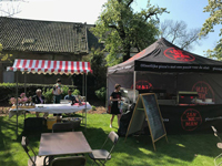 Zwarte vouwtent met bedrukking en halve zijwand voor Pizza Janneman.