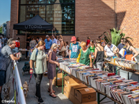 Utopia koos voor een stijlvolle, zwarte tent met subtiele opdruk op de dakrand.