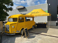 Yélodie koos voor een bedrukte 3x4,5 Solid 50 in dezelfde, opvallende kleur zoals haar foodtruck.