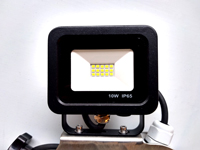 het ophangysteem is voorzien van 3 weersbestendige (IP65) LED lampen