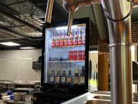 De koelkast met sober design staat elegant op elke bar