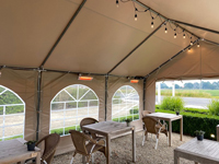 Gezellige partytent pvc pro van Eethuis Bouché met de LED lichtslinger