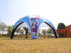 Opblaasbare partytent met uw bedrukking erop