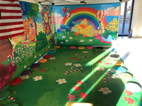 Vrolijk, gepersonaliseerd grondzeil voor Little Ball Village