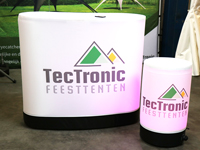 Heel mooi als het donker is, de toonbank in combinatie met de barkrukken met LED-verlichting. 