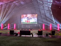 Bedrukte reclamezuilen met LED verlichting in opdracht van TWICE entertainement