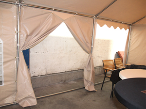 Partytent 4x8m met blinde zijwand (in PVC) met een stevige rits erin