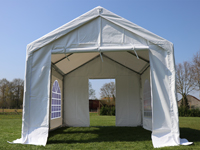 De HQ partytenten zijn voorzien van twee kopse zijwanden, één met brede en één met smalle deur (hier een 3x4 meter tent)