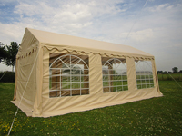 Uw pvc tent is volledig dicht te maken met de 4 zijwanden.
