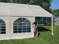 Dankzij tochtflappen kan er geen wind onder de tent.