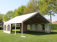 Zijwanden per 2 meter afneembaar (hier een tent van 6x8 meter)