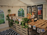 Een professionele kadertent is ook de ideale locatie voor uw zomer- of winterbar, babyborrel, ... (foto: Tenten Lapere)