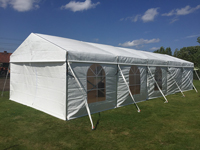 Kadertent van 5 m breed met 50% ramen en 50% blind.