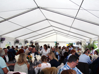 Modulaire partytent van 8 m breed in gebruik.