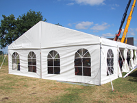 Kadertent van 8 meter breedte, met ramen op de kopse zijde.
