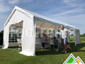 Bij mooi en warm weer zorgt een partytent voor de nodige schaduw en afkoeling.
