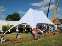 Witte stertent met dubbele mast