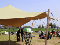 Stijlvolle feesttent voor een gezellig feest in uw tuin.