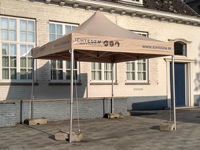 Bedrukking van een vouwtent 3x3 Solid pvc beige op de de 4 dakboorden voor Gemeente Ichtegem