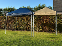 Vouwtent 2x3 Solid 40, hier naast de zandkleurige vouwtent van 2x2 meter