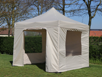 Elke tent wordt geleverd met een complete zijwandenset. U bevestigt de wanden met velcro aan het dakzeil.