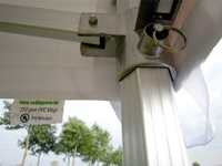 Aluminium frame en koppelstukken in het dak; PVC 550 gr/m² met brandvertragende werking